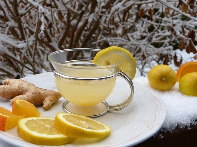 Čaj v hrnečku s citronem.